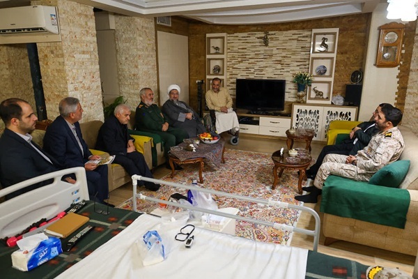 عیادت نماینده ولی‌فقیه در استان از جانبازان سرافراز دفاع مقدس