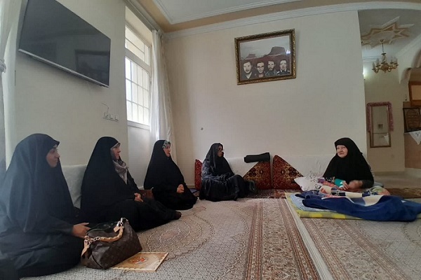 دیدار مسئول مشارکت زنان در دفاع مقدس آذربایجان غربی با خانواده شهیدان «فاضل» و «حاجی»