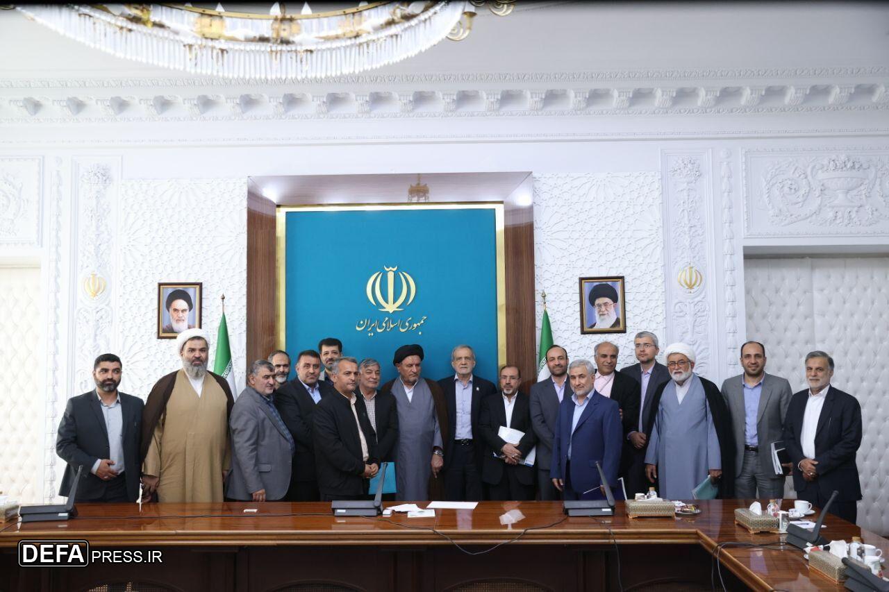 انتقاد پزشکیان از مخالفت و مقاومت مقابل اصلاح و کوچک کردن نظام اداری انتقاد پزشکیان از مخالفت و مقاومت مقابل اصلاح و کوچک کردن نظام اداری
