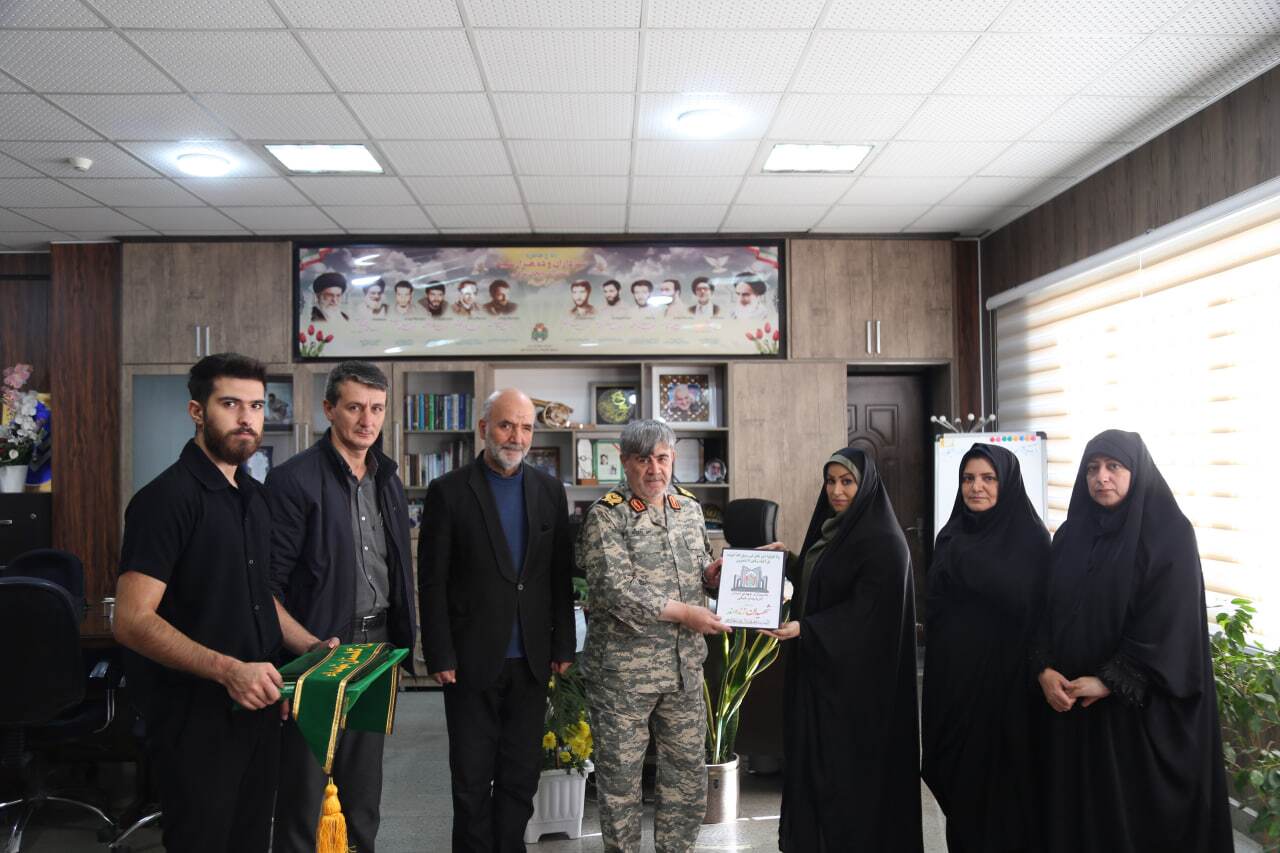 تصاویر/ اهداء لوح خادم یاری شهدا به سردار «مسعود باقری نژاد»