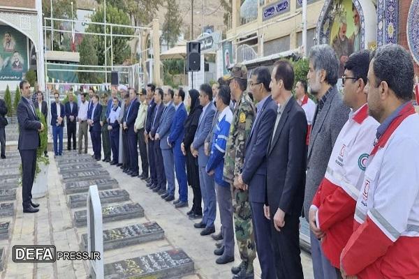 ادای احترام به مقام شامخ شهدا در آغاز هفته پدافند غیرعامل در کرمان+تصاویر