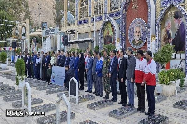 ادای احترام به مقام شامخ شهدا در آغاز هفته پدافند غیرعامل در کرمان+تصاویر