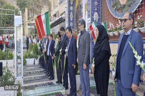 ادای احترام به مقام شامخ شهدا در آغاز هفته پدافند غیرعامل در کرمان+تصاویر
