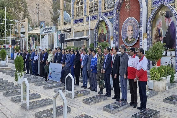 ادای احترام به مقام شامخ شهدا در آغاز هفته پدافند غیرعامل در کرمان+ تصاویر