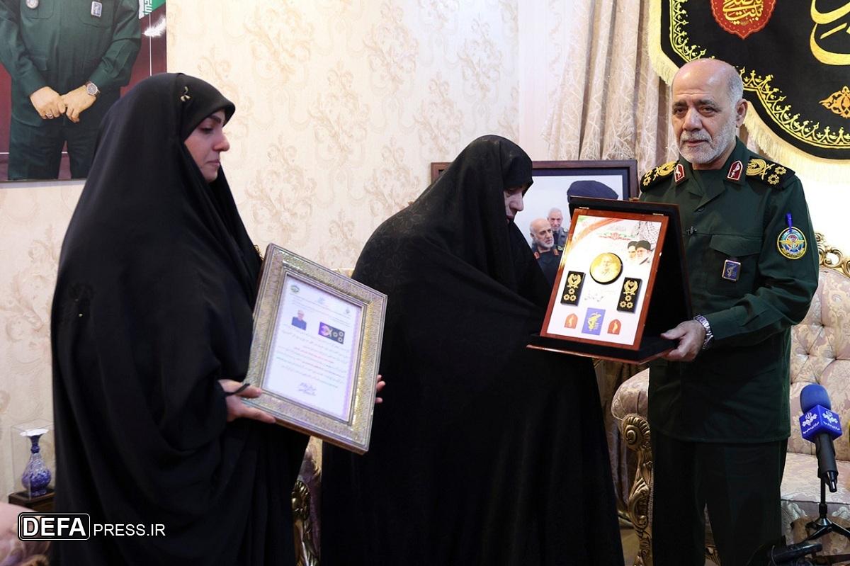 اعطای درجه سپهبدی به شهید علی شادمانی اعطای درجه سپهبدی به شهید علی شادمانی