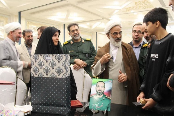 تصاویر/ تجلیل از خانواده شهدای جنگ تحمیلی ۱۲ روزه در همدان