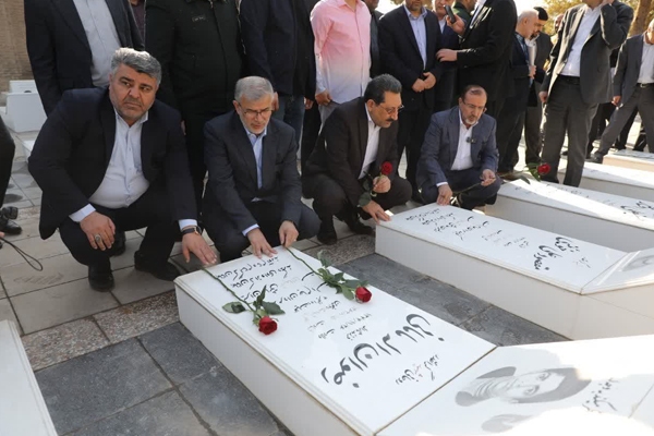 ادای احترام وزیر صمت به مقام شامخ شهدا در البرز