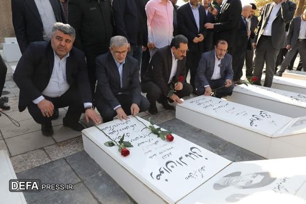 ادای احترام وزیر صمت به مقام شامخ شهدا در البرز ادای احترام وزیر صمت به مقام شامخ شهدا در البرز