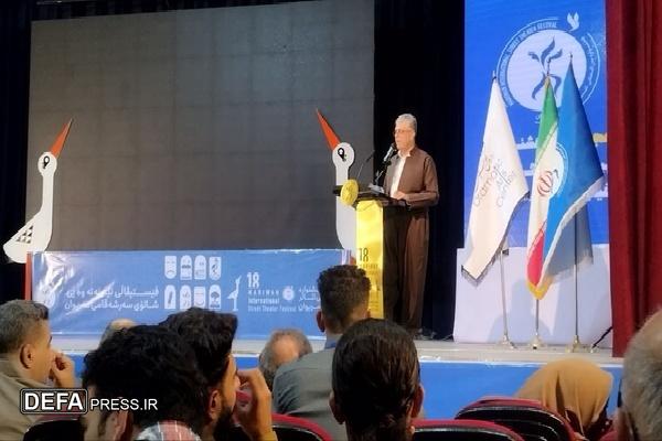 هنرمندان با آثار خود پیام انسانیت و محبت و آگاهی به جامعه می‌دهند