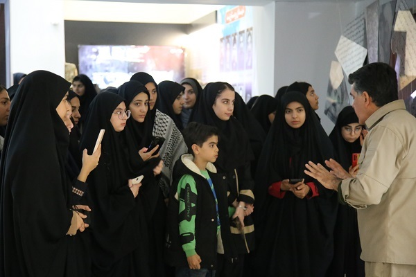 بازدید دانشآموزان سلماسی از موزه دفاع مقدس همراه با روایتگری