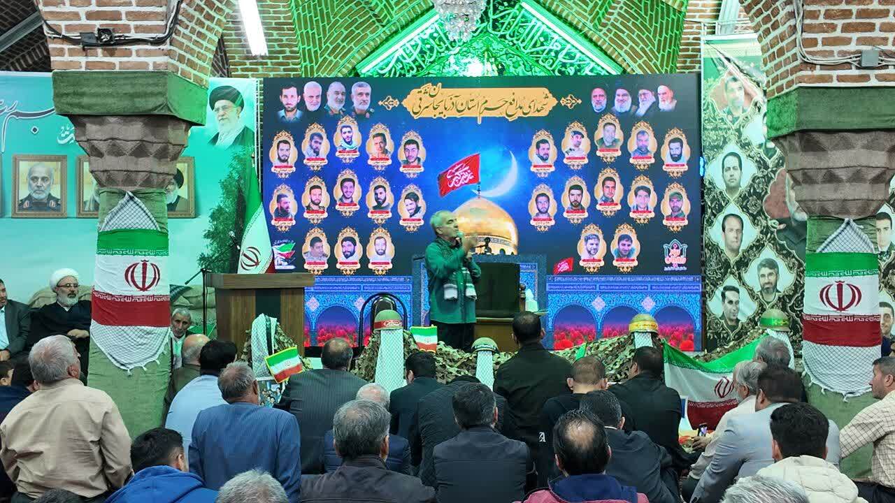 فیلم/ تجلیل از خانواده‌های شهدای مدافع حرم در تبریز