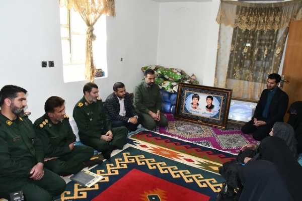 دیدار فرمانده سپاه فتح با مادر شهیدان «منصورزاده» + تصاویر