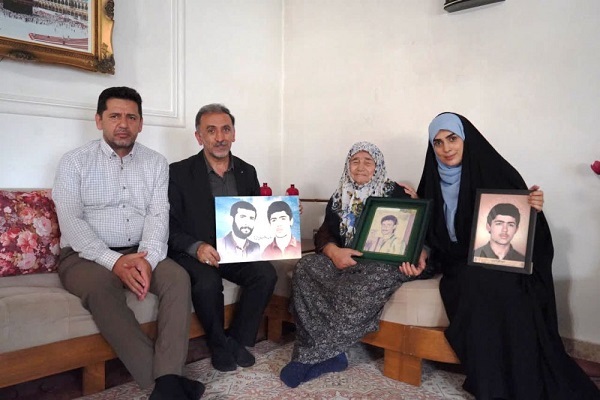 دیدار اعضای کارگروه تاریخ شفاهی دفاع مقدس آمل با مادر شهید «احمدی»