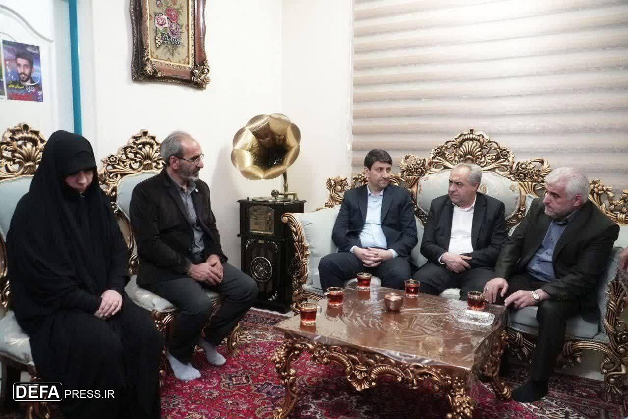 دیدار وزیر ارتباطات با خانواده شهید اقتدار دیدار وزیر ارتباطات با خانواده شهید اقتدار