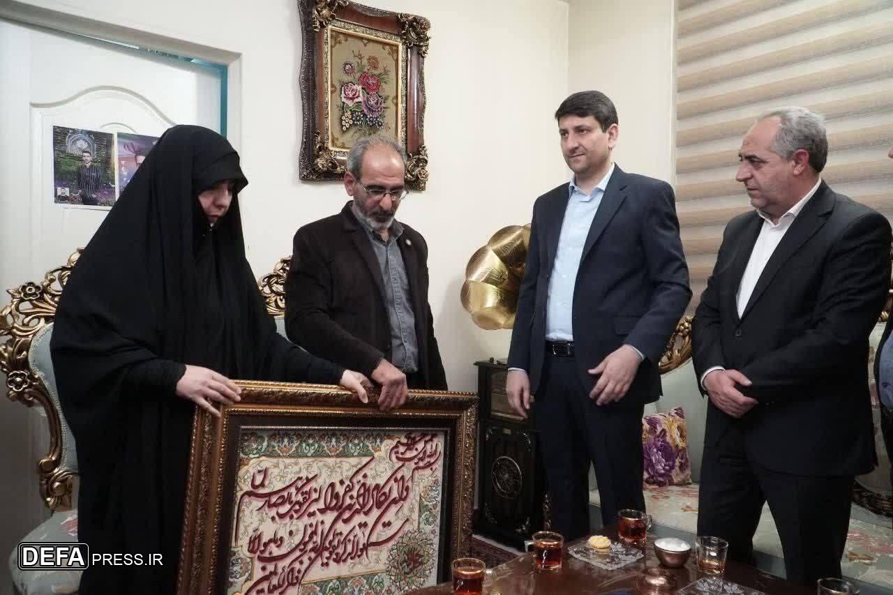 دیدار وزیر ارتباطات با خانواده شهید اقتدار دیدار وزیر ارتباطات با خانواده شهید اقتدار