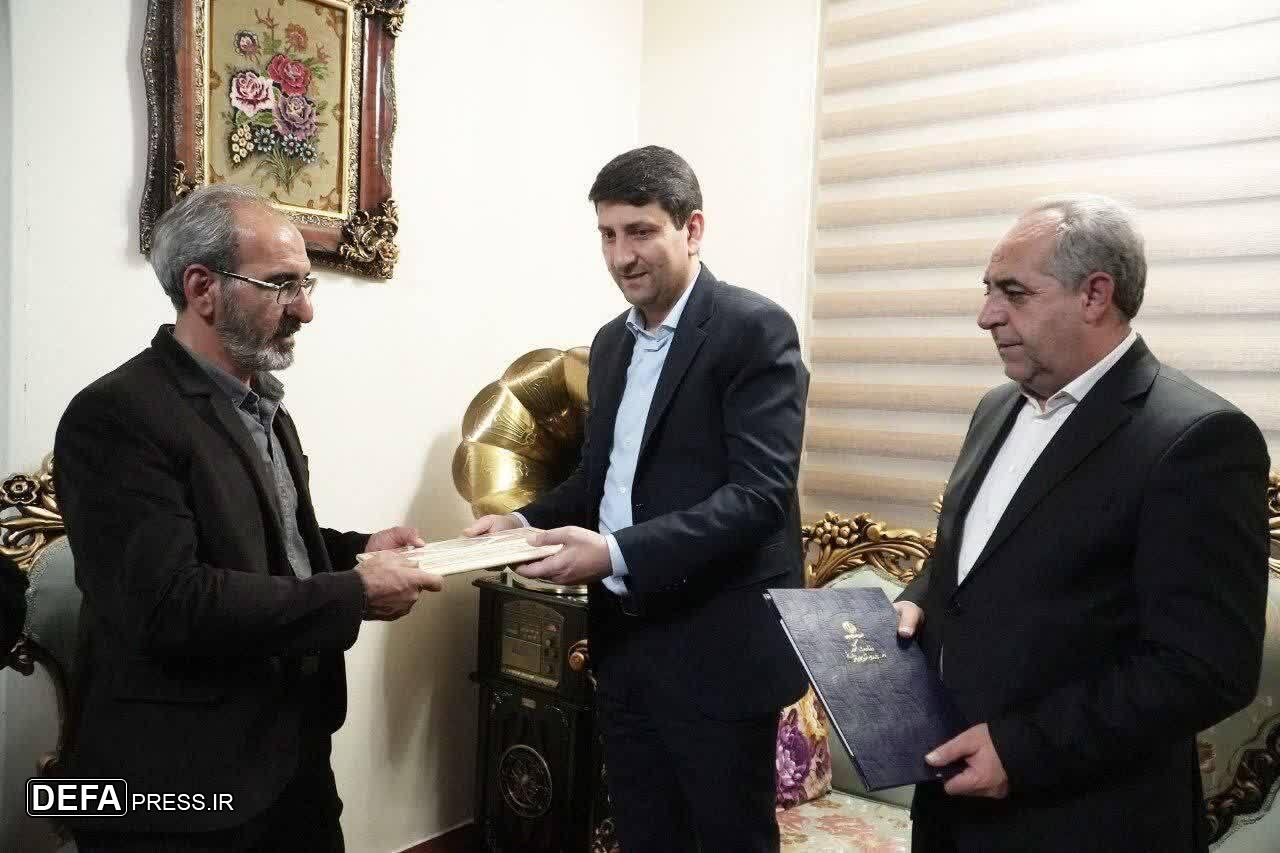 دیدار وزیر ارتباطات با خانواده شهید اقتدار دیدار وزیر ارتباطات با خانواده شهید اقتدار