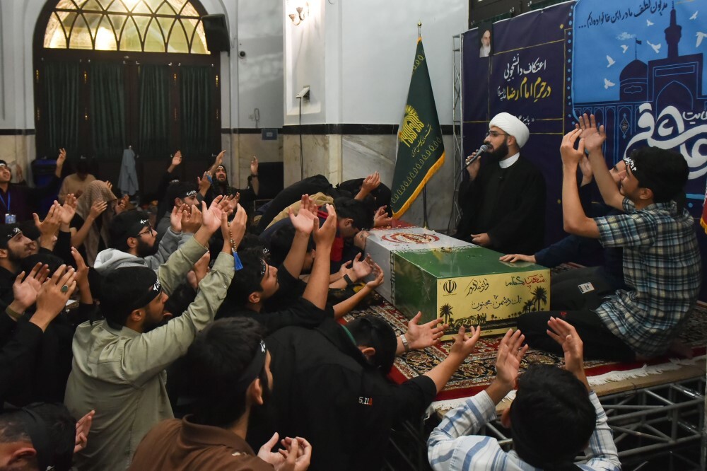 تصاویر/ وداع معتکفین با شهید گمنام در حرم مطهر رضوی