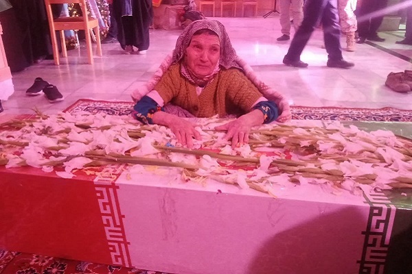 فیلم/ نجوای مادرانه با شهید گمنام در معراج شهدا ارومیه