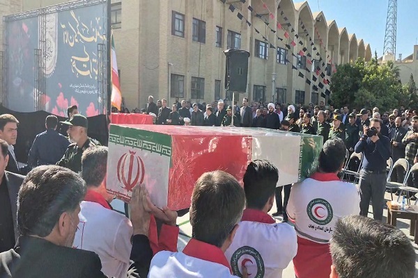 فیلم/ آئین رونمایی از یادمان شهیدگمنام استانداری یزد با حضور مدافع گمنام وطن