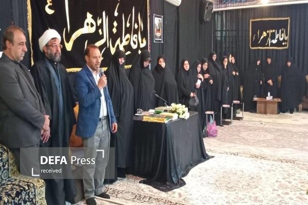 اهدای پرچم جلسات قرآنی به خانواده شهید «حمید عباسی» در خرم‌آباد