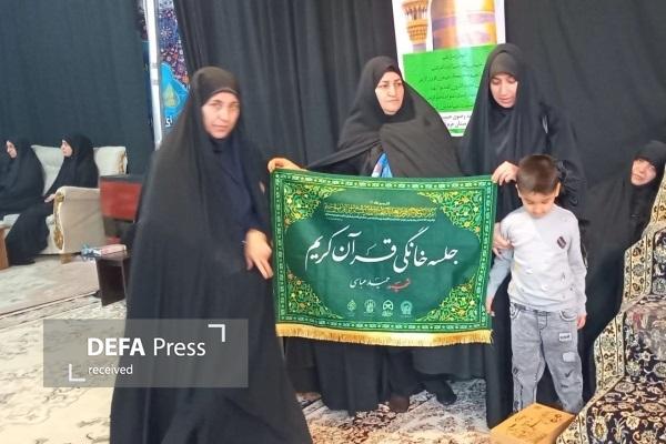 اهدای پرچم جلسات قرآنی به خانواده شهید «حمید عباسی» در خرم‌آباد