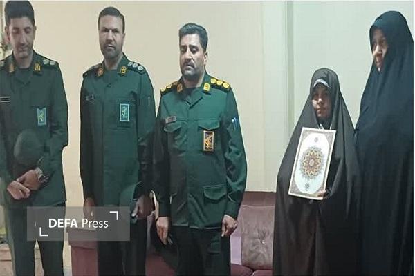 تجلیل از خانواده شهید «اباذر زمزم» در کرمان+تصویر