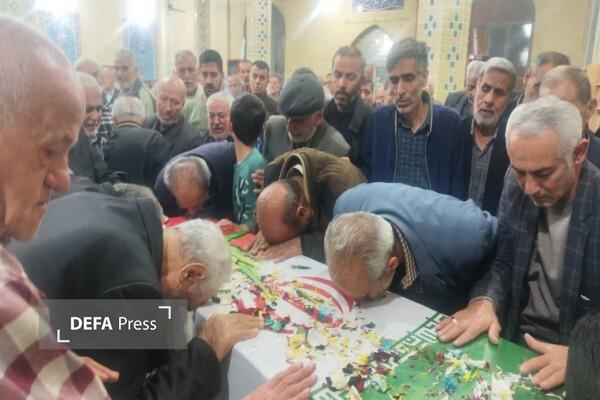 نمازگزاران محله فلکه گل‌ها از پیکر مطهر شهید گمنام استقبال کردند