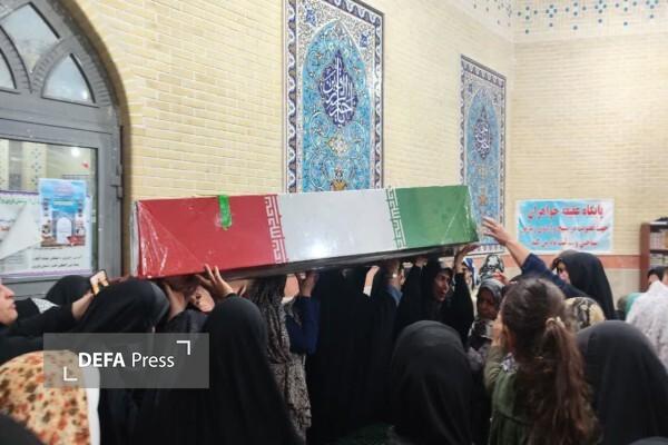 نمازگزاران محله فلکه گل‌ها از پیکر مطهر شهید گمنام استقبال کردند