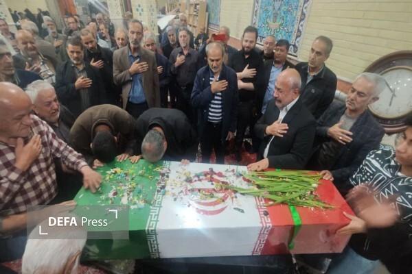 نمازگزاران محله فلکه گل‌ها از پیکر مطهر شهید گمنام استقبال کردند