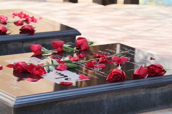 کلیپ/ وداع مردم ارومیه با شهدای گمنام