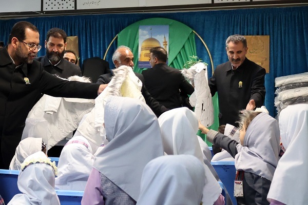 تصاویر/ اهدا لباس گرم به دانش‌آموزان مدارس مشهد