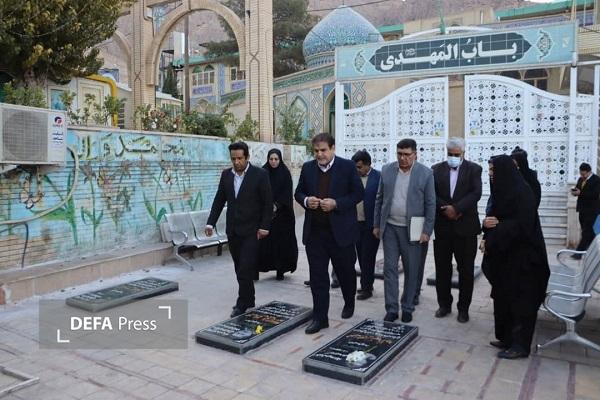ادای احترام معاون وزیر و رئیس سازمان نهضت سوادآموزی کشور به شهدای کرمان+تصاویر