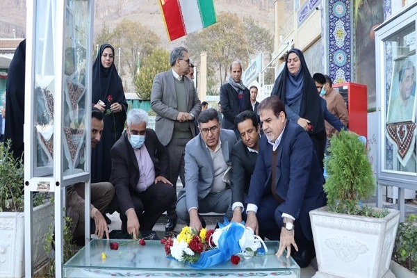 ادای احترام معاون وزیر و رئیس سازمان نهضت سوادآموزی کشور به شهدای کرمان+تصاویر