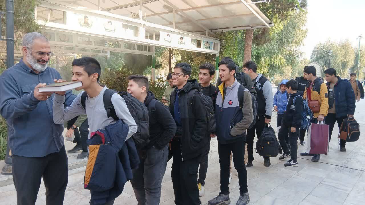 تصاویر/ اعزام پنجمین کاروان راهیان نور دانش‌آموزان پسر استان قم