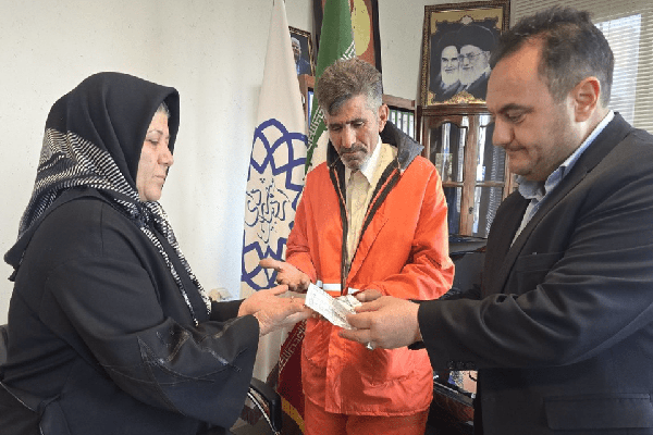 حس وظیفه شناسی کارگر شهرداری؛ طلای ۹۶ میلیونی به صاحبش بازگشت