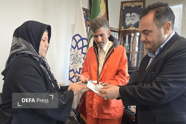 حس وظیفه شناسی کارگر شهرداری؛ طلای ۹۶ میلیونی به صاحبش بازگشت