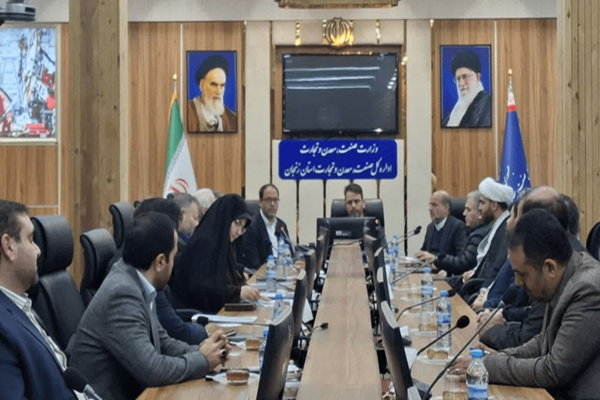 لزوم هوشیاری در برابر توطئه‌ها، حفظ روحیه حماسی و ایثارگری