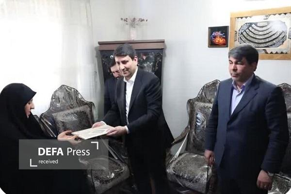 دیدار وزیر ارتباطات با خانواده یکی از شهدای کرمانیِ جنگ ۱۲ روزه