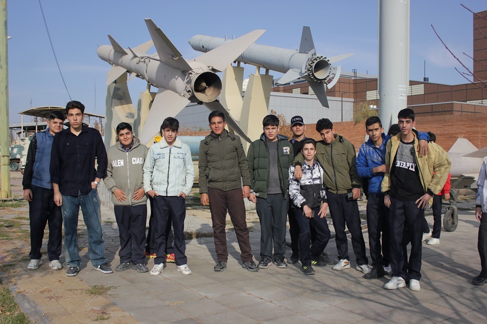 تصاویر/ بازدید دانش آموزان دبیرستان دوره‌ی اول «شهدای هسته‌ای» از موزه دفاع مقدس و مقاومت