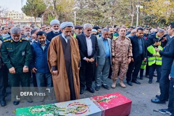 بدرقه و تدفین شهید گمنام ۲۴ ساله عملیات والفجر ۱ در محوطه شهرداری قزوین