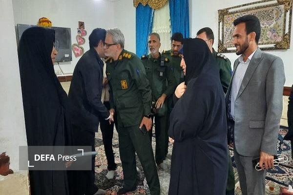 دیدار جمعی از مسئولان استان کرمان با خانواده شهید آبیار در شهرستان ریگان