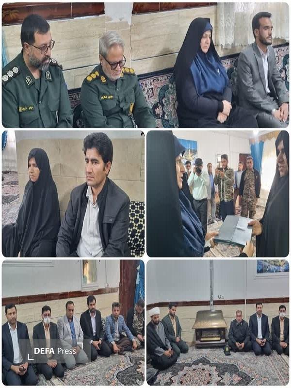 دیدار جمعی از مسئولان استان کرمان با خانواده شهید آبیار در شهرستان ریگان