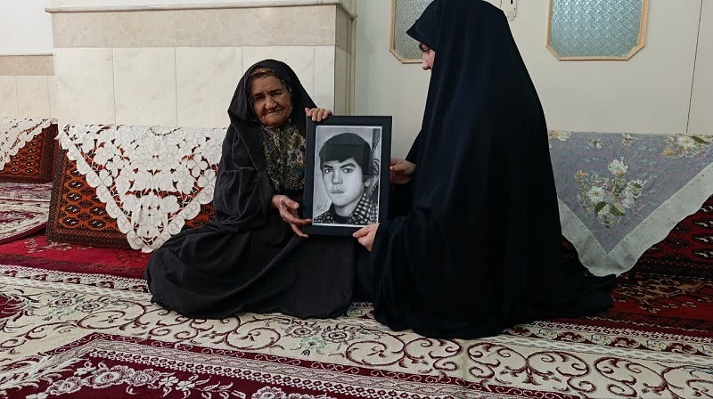 تقدیر از مادر شهید علی اکبر خداداد به مناسبت سالروز وفات حضرت‌ام البنین (س)