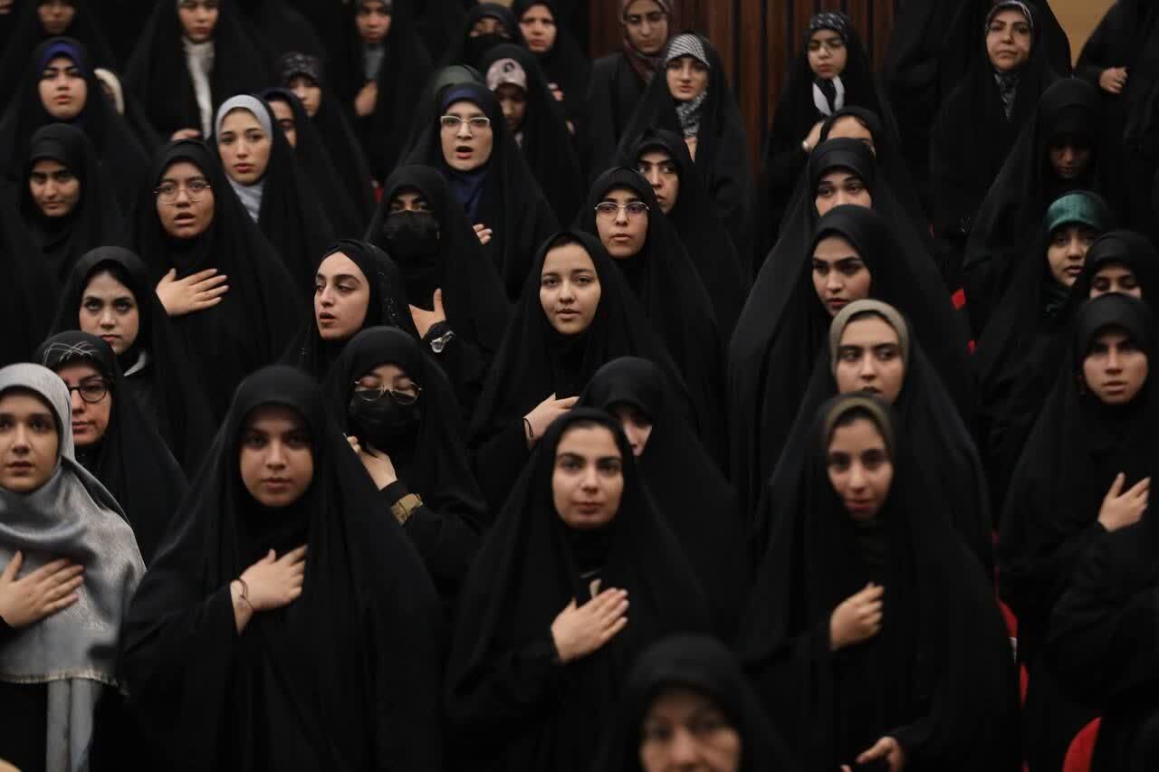 تصاویر/ همایش تقدیر از مادران و همسران شهدا با اجرای «سحر امامی» در دانشگاه قم