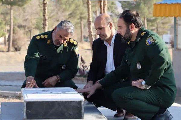 ادای احترام مدیرکل حفظ آثار و نشر ارزش‌های دفاع مقدس و مقاومت خراسان رضوی به شهید گمنام گروه توپخانه ۶۱ محرم