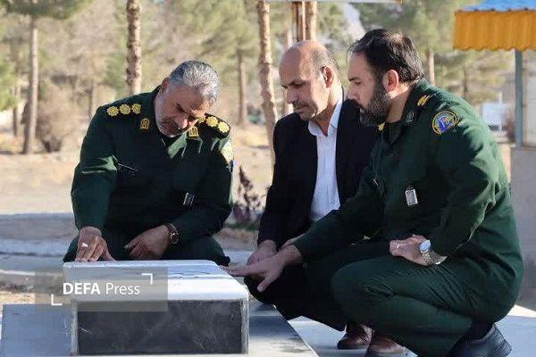 ادای احترام مدیرکل حفظ آثار و نشر ارزش‌های دفاع مقدس و مقاومت خراسان رضوی به شهید گمنام گروه توپخانه ۶۱ محرم