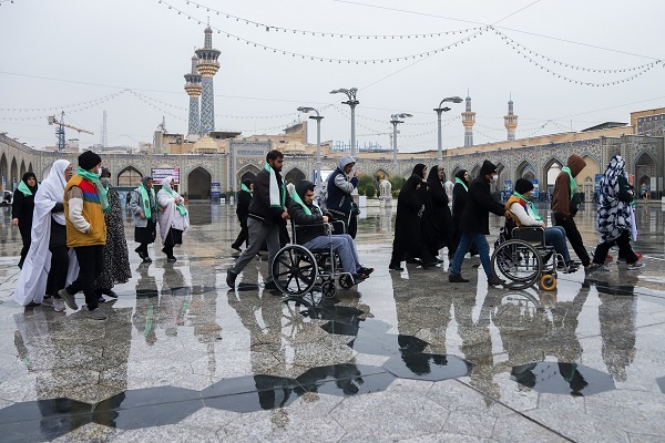 تصاویر/ تشرف گروهی زائرین توان‌یاب به حرم مطهر رضوی