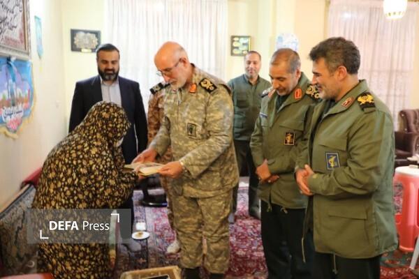 دیدار جمعی از فرماندهان سپاه پاسداران با مادر شهید والامقام «محمودرضا موفق یساقی»