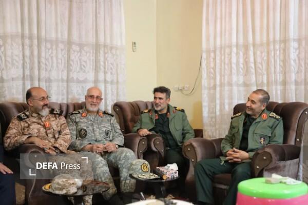 دیدار جمعی از فرماندهان سپاه پاسداران با مادر شهید والامقام «محمودرضا موفق یساقی»