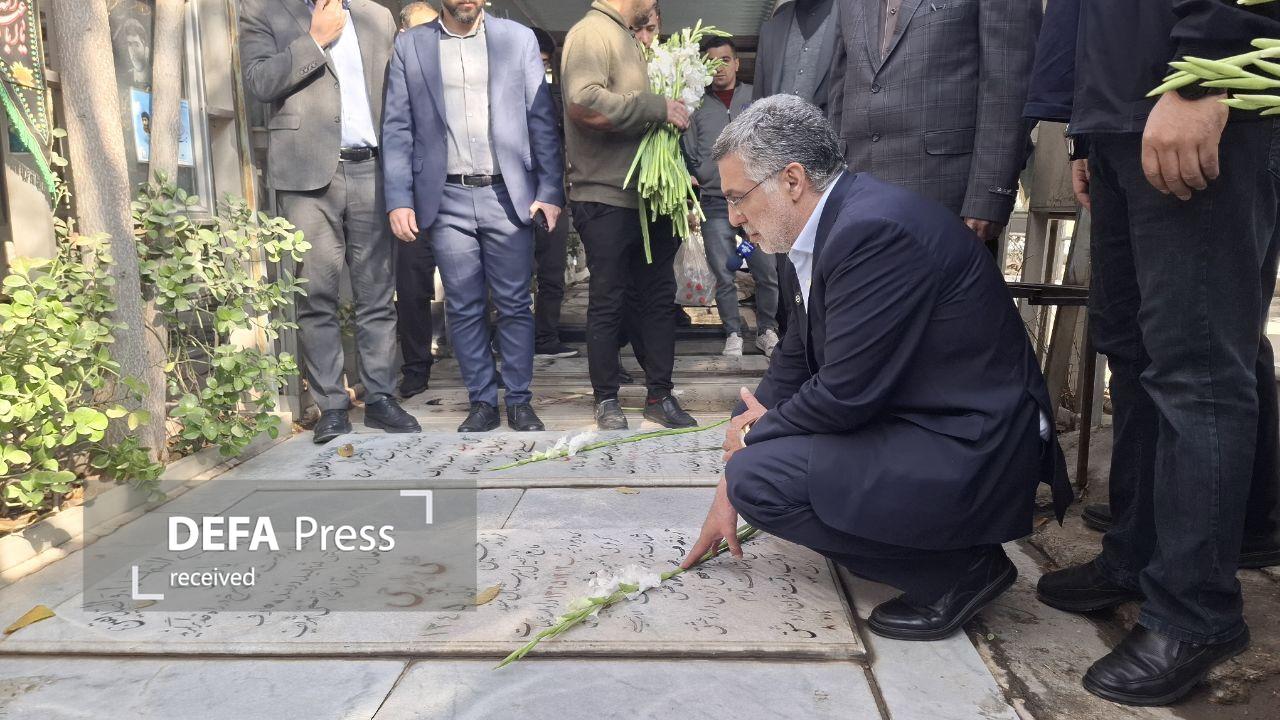 حضور وزیر بهداشت بر سر مزار شهدای دفاع مقدس و سلامت حضور وزیر بهداشت بر سر مزار شهدای دفاع مقدس و سلامت